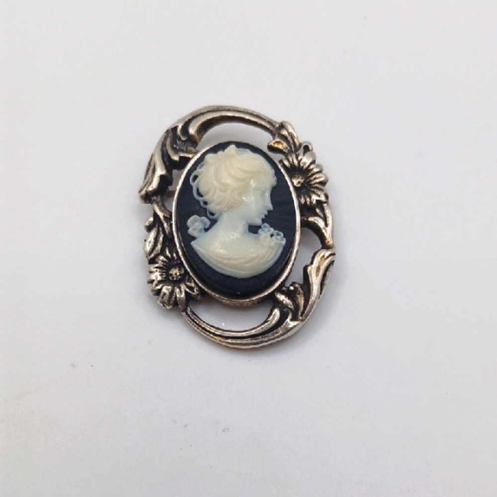 Jezlaine Silver Cameo Brooch